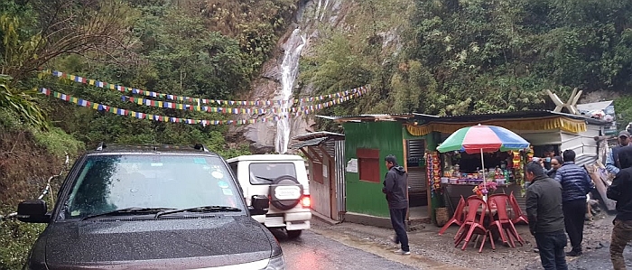 Que Khola or Kali Khola Waterfall shops
