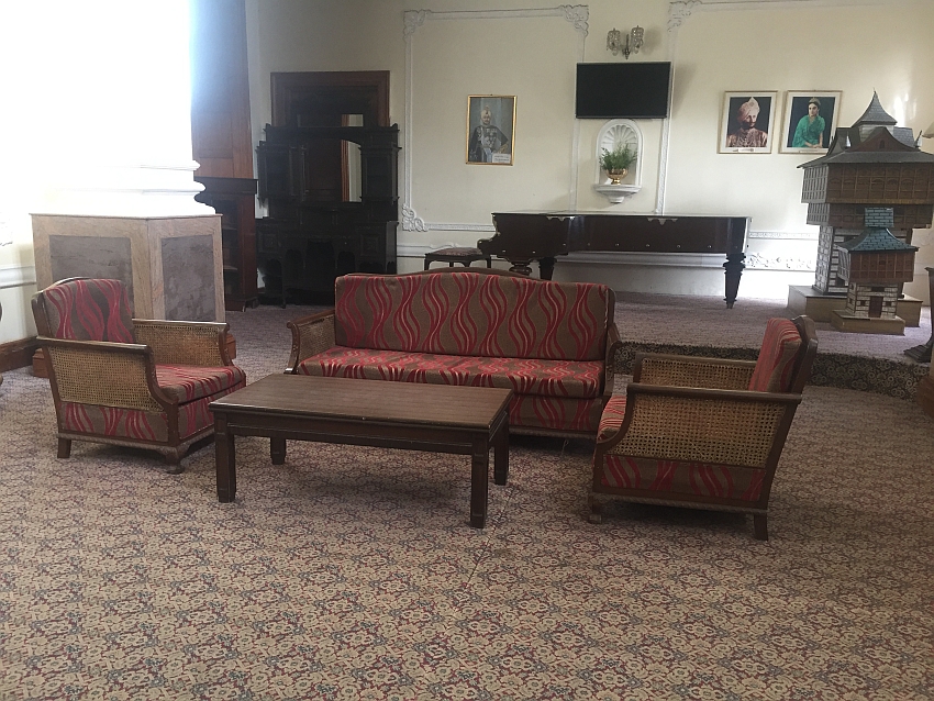 Chail palace antique sofa set